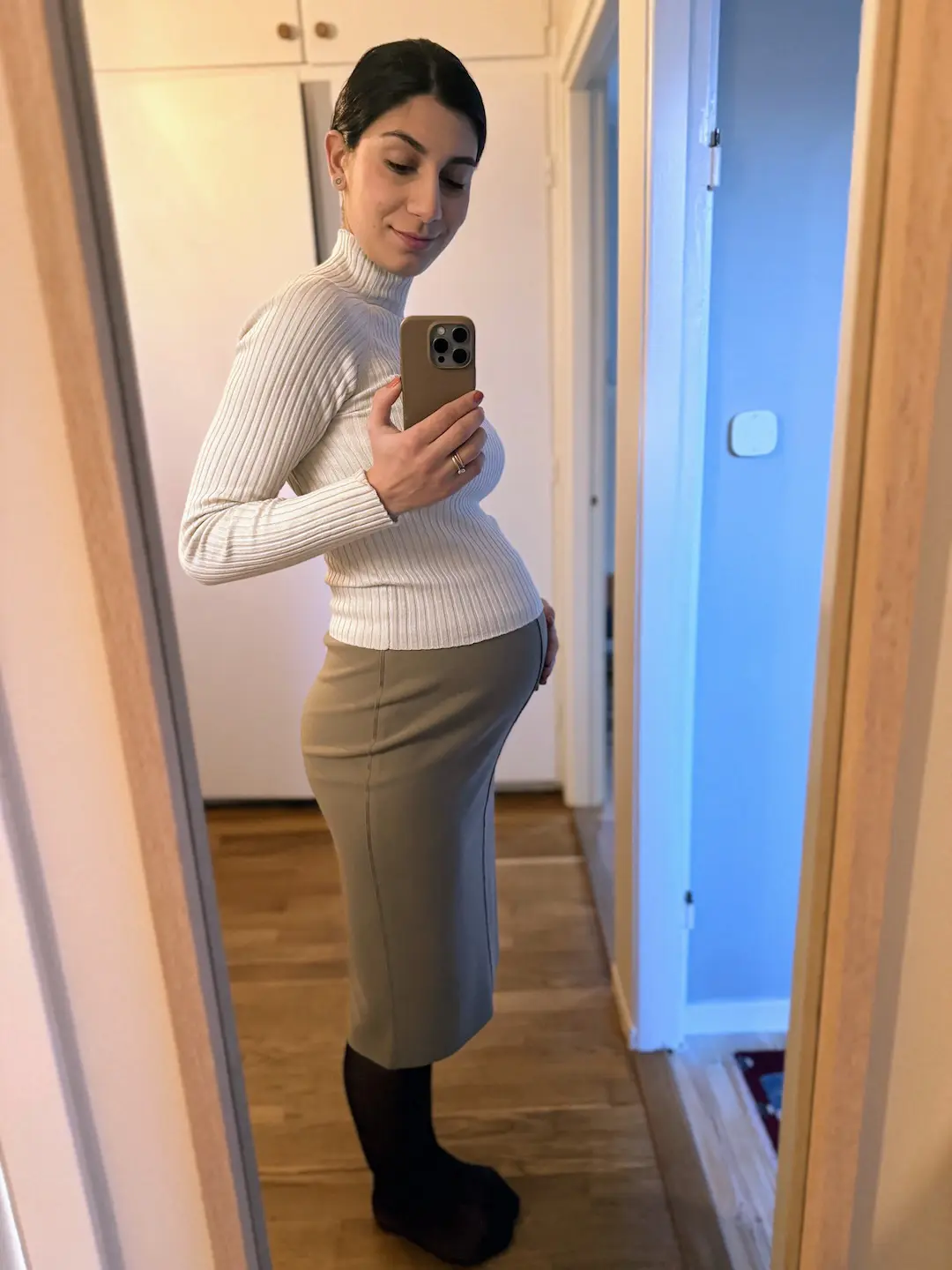 Bästa gravidkläderna för jobbet - så klär du dig bekvämt på kontoret