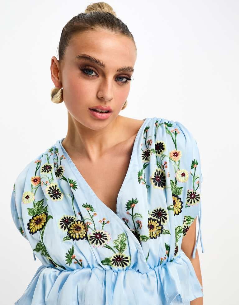 ASOS DESIGN Maternity – Ljusblå midiklänning i satin med broderi och volang i midjan från ASOS Maternity - bild 2