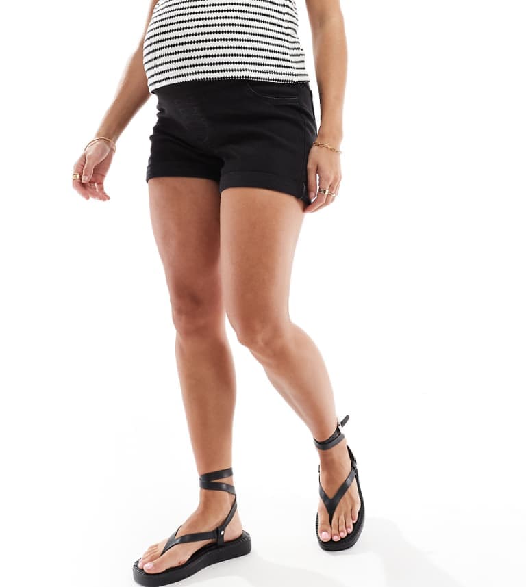 ASOS DESIGN Gravidsjeanskomfort mamma shorts i tvättad svart från ASOS Maternity