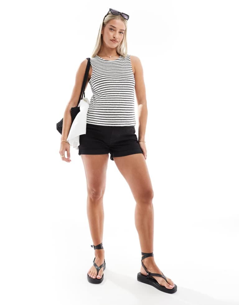 ASOS DESIGN Gravidsjeanskomfort mamma shorts i tvättad svart från ASOS Maternity - bild 2