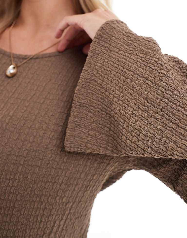 Mamalicious Graviditetsmaxiklänning med textur och utsvängda ärmar i taupe från Mamalicious - bild 2